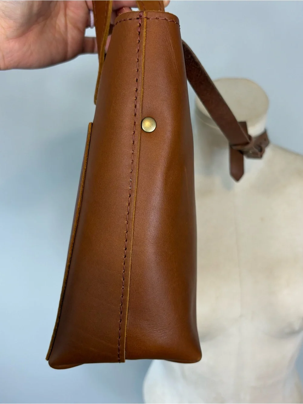 Portland Leather Medium Zip Crossbody Tote in Honey - Picture 5 of 11